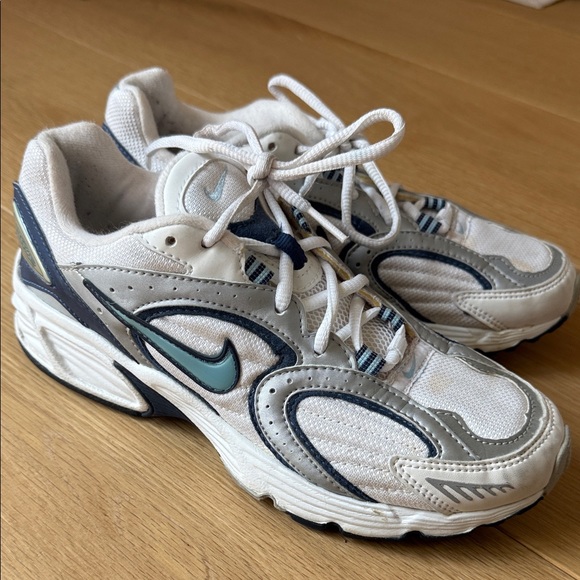 Nike Shoes - 8.5 NIKE tennis shoes- vintage look women’s